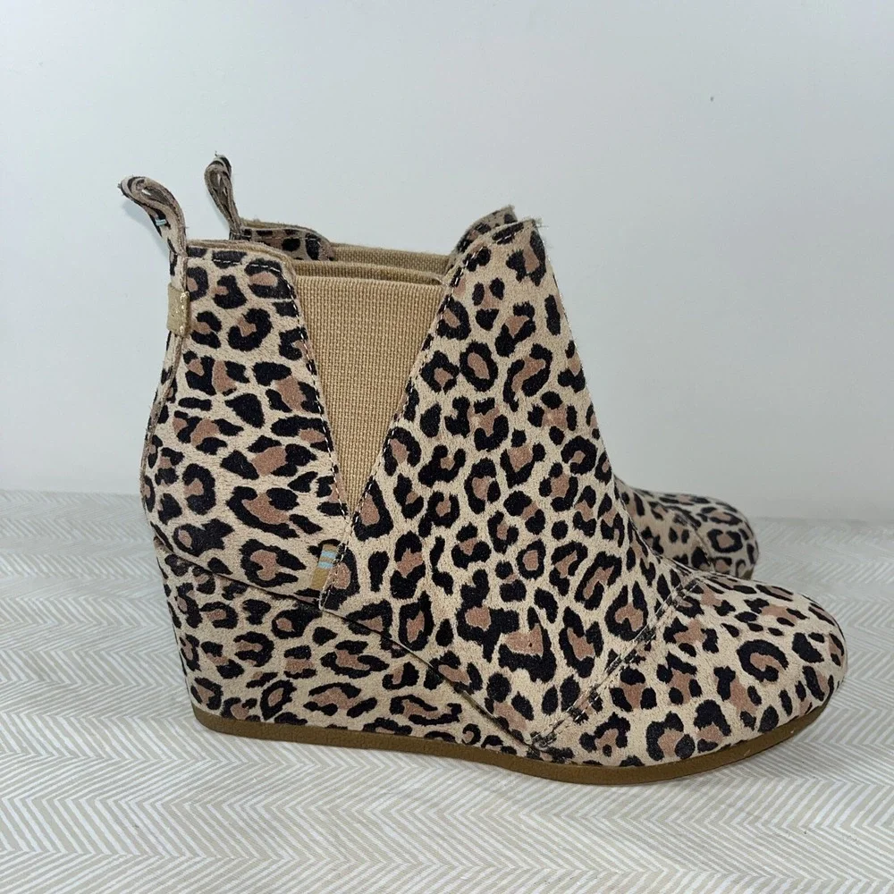 Toms Kelsey Desert Tan Leopard Pull On Wedge Heel Suede Ankle Boot Sz 8.5 Comfor